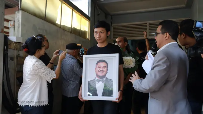 [Bintang] Keberangkatan menuju tempat pemakaman Mike Mohede