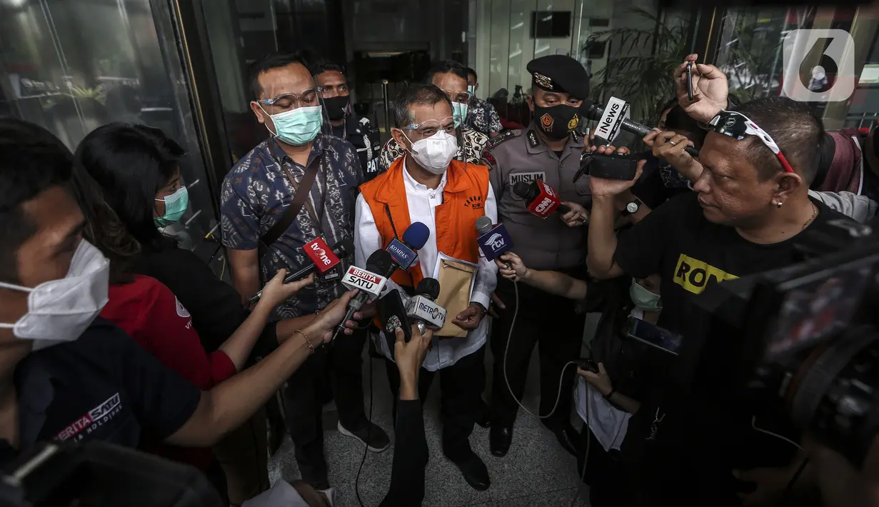 Wali Kota Cimahi Ajay Muhammad Priatna meninggalkan Gedung KPK Jakarta, Sabtu (28/11/2020). Ajay Priatna diduga menerima suap sebesar Rp 1,661 miliar dari total kesepakatan Rp 3,2 miliar. (Liputan6.com/Johan Tallo)