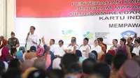 Menko Puan Maharani bersama Presiden Jokowi menyampaikan bantuan sosial di Mempawah, Kalbar
