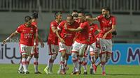 Para pemain Persija Jakarta merayakan gol Bruno Lopes saat melawan PS TNI pada laga Liga 1 2017 di Stadion Pakansari, Bogor, Jumat (8/6/2017). (Bola.com/Nicklas Hanoatubun)