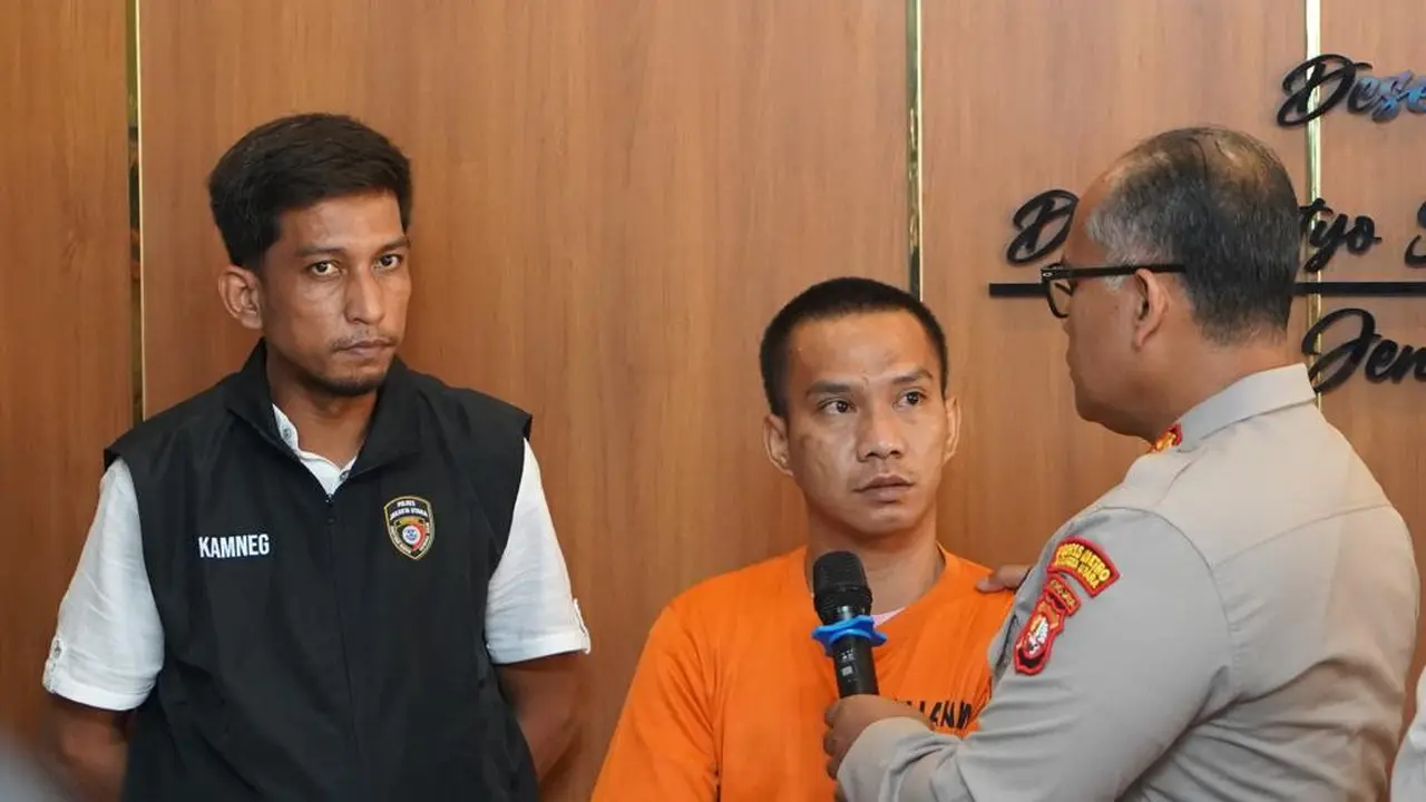 FO (baju tahanan) tega menikam ayah tirinya lantaran sakit hati sering dimaki. Aksi pembunuhan dilakukan di dalam rumah korban Jalan Bidara Raya, Pejagalan, Penjaringan, Jakarta Utara pada Sabtu (22/7/2023). (Foto: Bachtiarudin Alam/Merdeka.com)