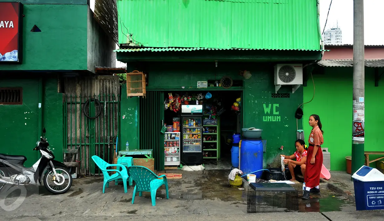 Aktivitas warga Kalijodo pada siang hari di Jakarta, Kamis, (11/02). Kalijodo merupakan tempat perjudian dan lokalisasi terbesar di Jakarta barat. (Liputan6.com/Gempur M Surya)