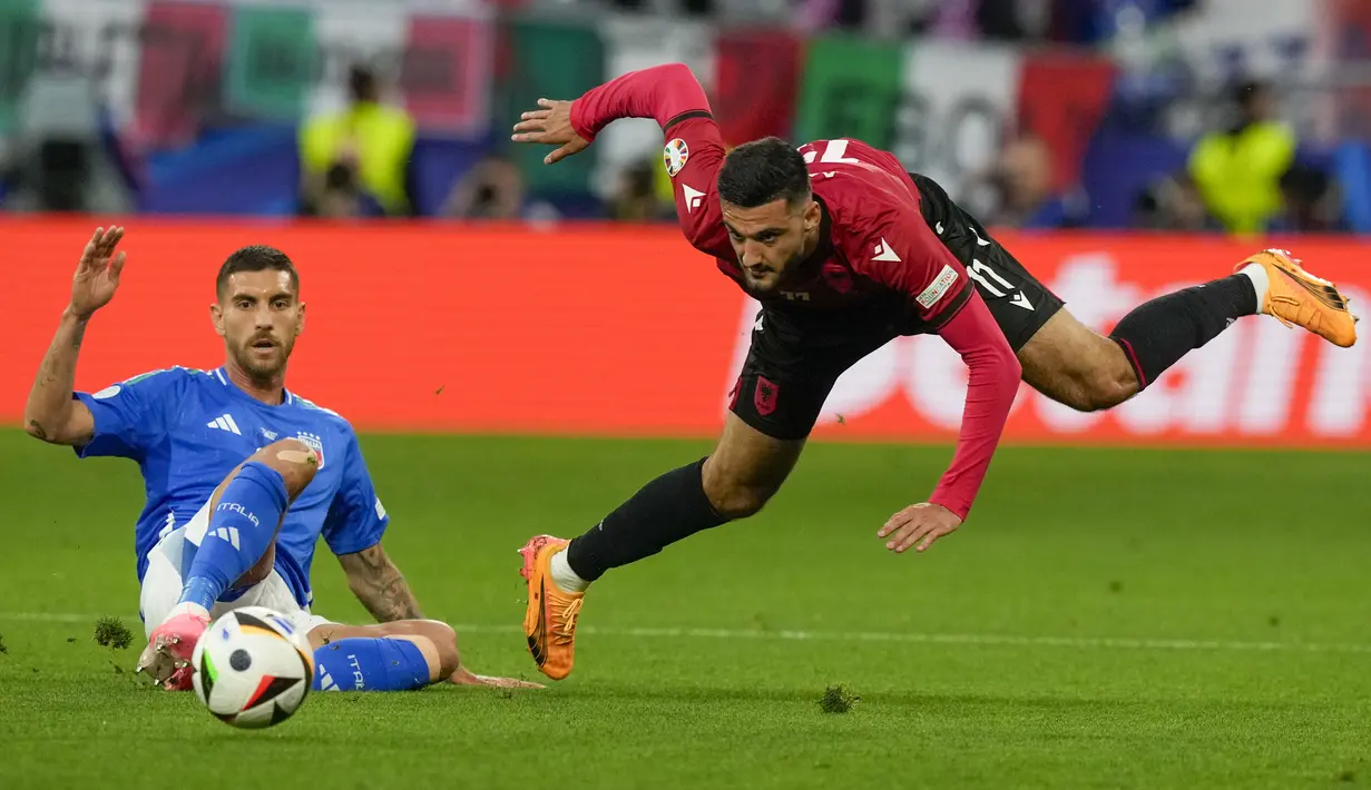 Italia sukses mengalahkan Albania dengan skor tipis 2-1.  (AP Photo/Frank Augstein)