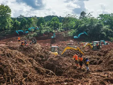 Tim pencari dan penyelamat gabungan berupaya mencari korban bencana longsor yang menimbun beberapa rumah di Desa Cibeunying, Kabupaten Cilacap, Jawa Tengah, pada Senin 17 November 2025. Hingga Senin (17/11/2025), tim pencari dan penyelamat gabungan terus berupaya mencari korban bencana tanah longsor di Desa Cibeunying, Kabupaten Cilacap, Jawa Tengah. (Bakhtiar RAHMAN/AFP)