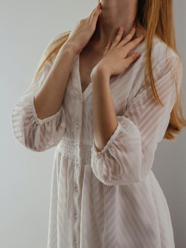 ilustrasi memijat leher untuk menyembuhkan cegukan/pexels