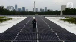 Teknisi sedang melakukan pemeriksaan instalasi panel surya di Masjid Istiqlal, Jakarta, Kamis (3/9/2020). Penggunaan listrik dengan tenaga surya ini sebagai upaya pemerintah mendukung penggunaan energi yang ramah lingkungan, efektif dan efesian. (merdeka.com/Imam Buhori)