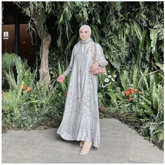 6 Gamis ala Dinan Fajrina Istri Doni Salmanan, Sederhana tapi Tetap Kekinian