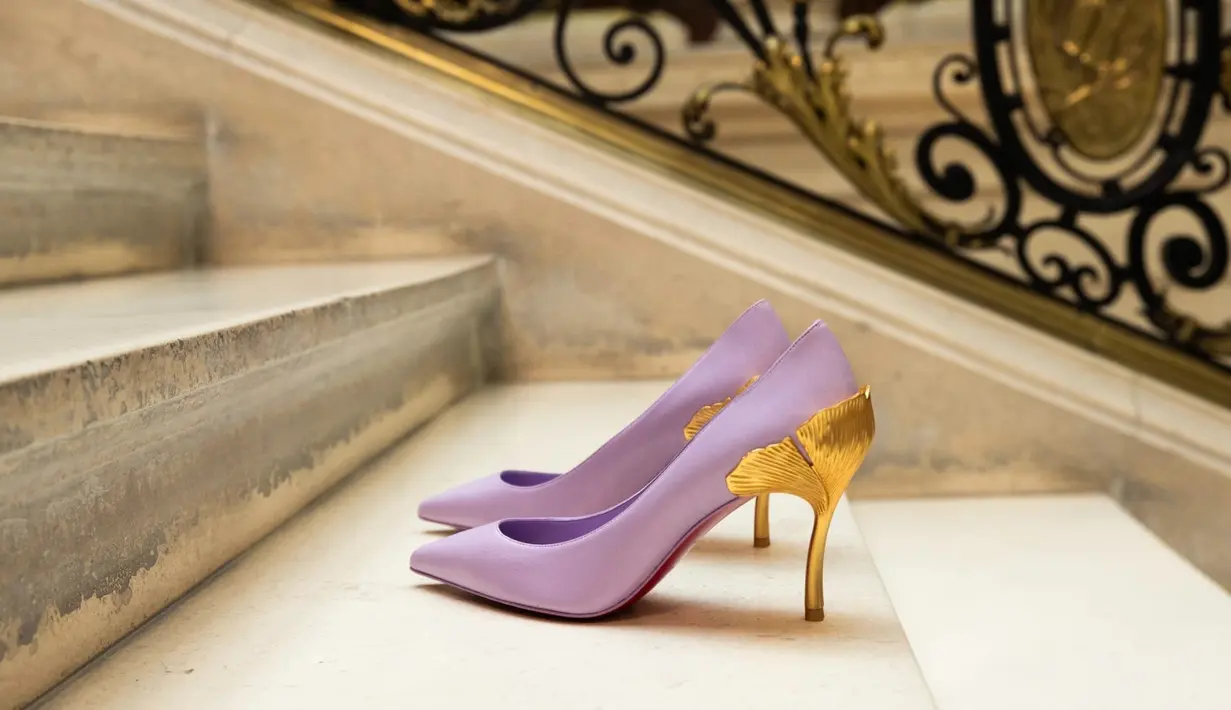 Untuk SS24, Louboutin banyak menggunakan warna pastel lembut, motif bunga halus, dan kristal berkilau.  [Dok/Christian Louboutin]