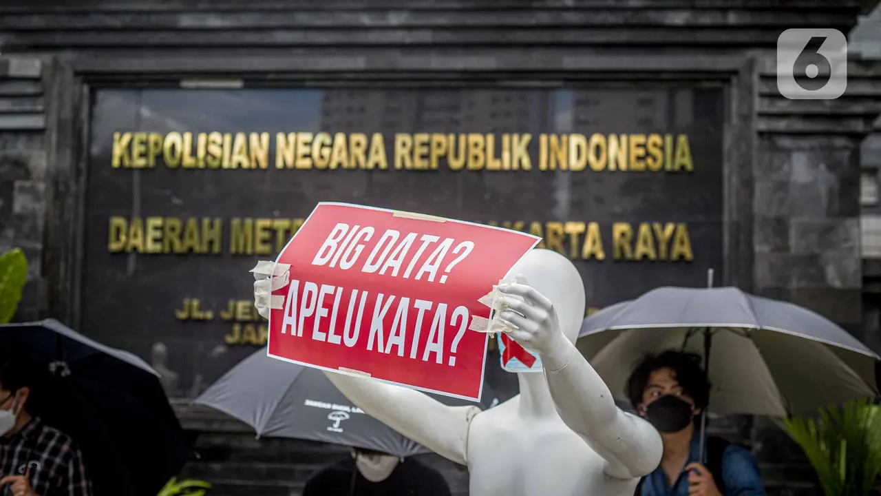 Manekin Penuhi Halaman Polda Metro Jaya