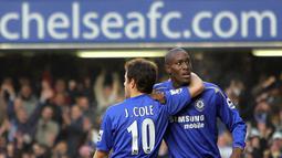 Striker Chelsea, Carlton Cole, merayakan gol yang dicetaknya ke gawamh Huddersfield. Penyerang keturunan Nigeria ini memulai karier sepak bola profesionalnya dengan bergabung bersama The Bues pada tahun 2001. (AFP/ John D McHugh)