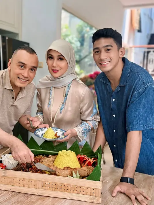 Meski sederhana, kebahagiaan terpancar dari wajah Marini dan suaminya. Keduanya tampak saling melempar senyum sambil menikmati momen spesial bersama keluarga tercinta. Rumah didekor sederhana dengan balon angka 27 dan beberapa balon lainnya. Bintang sinetron Bidadari ini mendapatkan buket bunga special dari suami dan ada momen potong tumpeng bareng bertiga. (Liputan6.com/IG/@marinizumarnisreal)