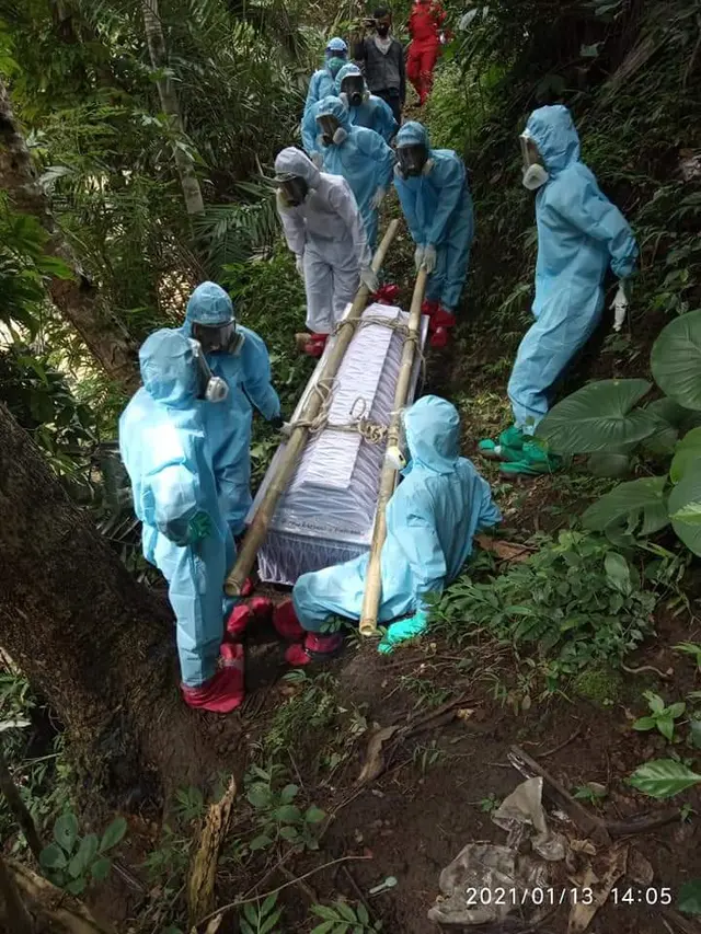 Sebrangi Sungai Ini 7 Potret Perjuangan Satgas Covid-19 Makamkan Jenazah di Kulon Progo
