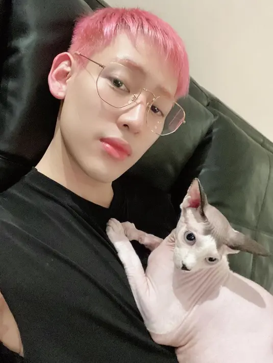 Bambam GOT7 dan kucingnya. (Instagram/ bambam1a)