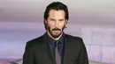 Meski rambut sedikit gondrong namun Keanu Reeves tetap tampil rapi dengan menyisir rambutnya ke belakang. (Bintang/EPA)