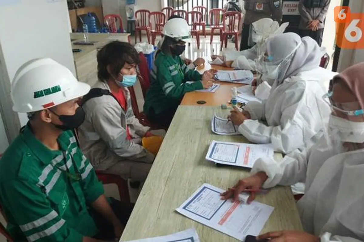 Sejumlah pekerja PT IMIP menjalani pemeriksaan riwayat kesehatan