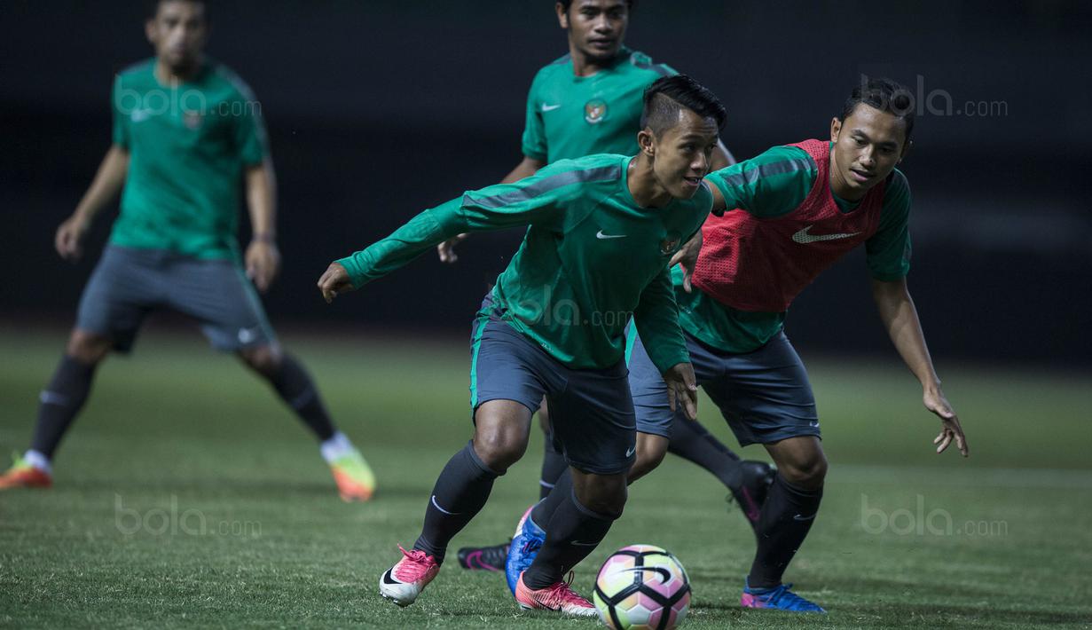 Pemain Timnas Indonesia, Febri Hariyadi, berusaha melewati Ricky Fajrin saat latihan di Stadion Patriot, Bekasi, Senin (2/10/2017). Latihan ini merupakan persiapan jelang laga persahabatan melawan Kamboja. (Bola.com/Vitalis Yogi Trisna)