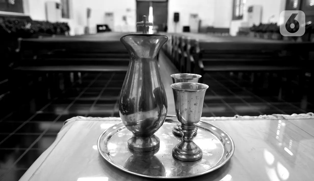Cangkir dan teko logam di Gereja Tugu, Semper, Jakarta, Selasa (24/12/2019). Ciri khas Katolik masih melekat pada Gereja Tugu di antaranya arsitektur bergaya Eropa, lonceng di sisi kanan bangunan, dan piringan logam yang hingga kini masih digunakan dalam prosesi ibadah. (merdeka.com/Iqbal Nugroho)