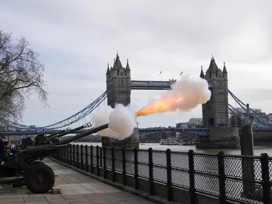 The Honorable Artillery Company menembakkan 62 tembakan penghormatan untuk menandai dimulainya Platinum Jubilee di Menara London, London, Inggris, 7 Februari 2022. Platinum Jubilee menandai 70 tahun kepemimpinan Ratu Elizabeth II. (AP Photo/Alastair Grant)