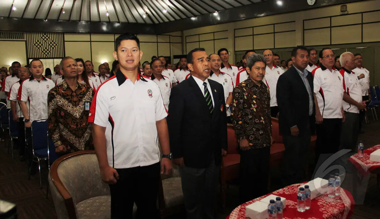 Ketum PB Ikatan Sport Sepeda Indonesia (ISSI), Raja Sapta (kiri) saat pelantikan PB ISSI Masa Bakti 2015-2019 di Gedung Serba Guna Senayan, Jakarta, Jumat (17/4/2015). (Liputan6.com/Helmi Afandi)