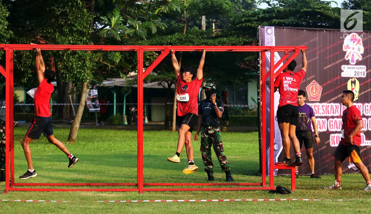 Para peserta melompati bergelantungan pada besi dalam ajang Komando Warriors II di Kompleks Kopassus Cijantung, Jakarta, Minggu (6/5). (Liputan6.com/Angga Yuniar)