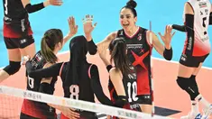 Pemain voli Daejeon JungKwanJang Red Sparks, Megawati Hangestri (8) mendapatkan selamat dari Giovanna Milana (kanan), setelah memberikan poin bagi timnya dalam pertandingan melawan IBK Altos, Selasa (17/10/2023). Megawati menjadi MVP setelah mencatat 21 poin melawan Hwaseing IBK Altos dengan skor 3-0 (21-15, 25-15, dan 25-23). (Dok. Daejeon JungKwanJang Red Sparks)
