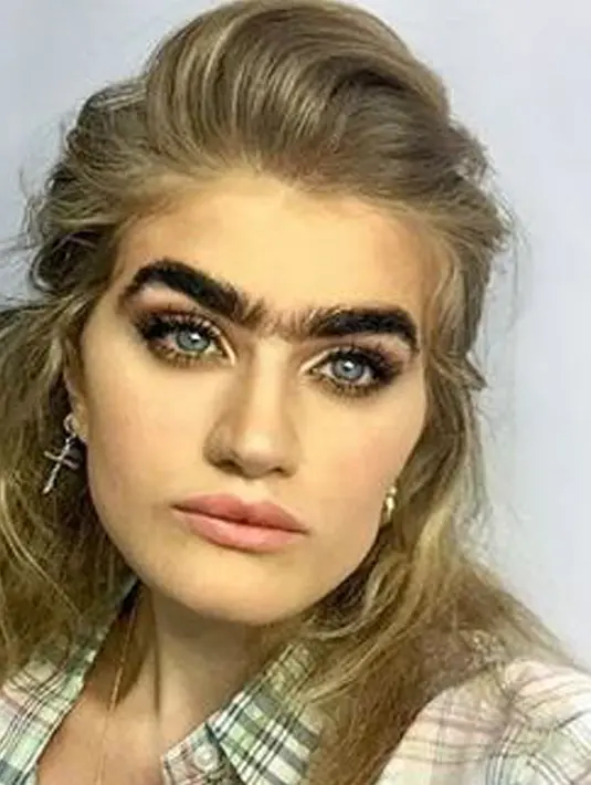 Sophia Hadjipanteli secara terbuka menerima apa yang menjadi miliknya tersebut. Mahasiswa University of Maryland itu tak masalah jika banyak orang menganggap alisnya tak cantik. (instagram.com/sophiahadjipanteli)