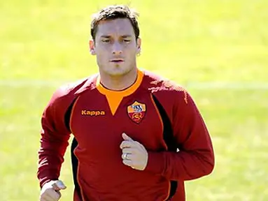 AS Roma's forward Francesco Totti during a training session on the eve of his team's Champions League second leg knockout round match against Arsenal on march 10, 2009 at Trigoria in Rome. AFP PHOTO/ALBERTO PIZZOLI