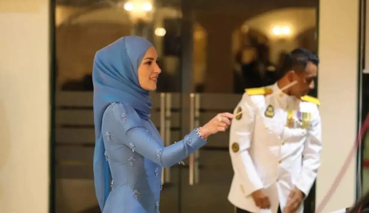Anisha Rosnah tampil mengenakan baju kurung bernuansa biru dengan detail jahitan manik-manik dan batu yang manis. Ia padukan penampilannya dengan hijab bernuansa biru polos yang serasi. [Foto: Instagram/anishaikkk]