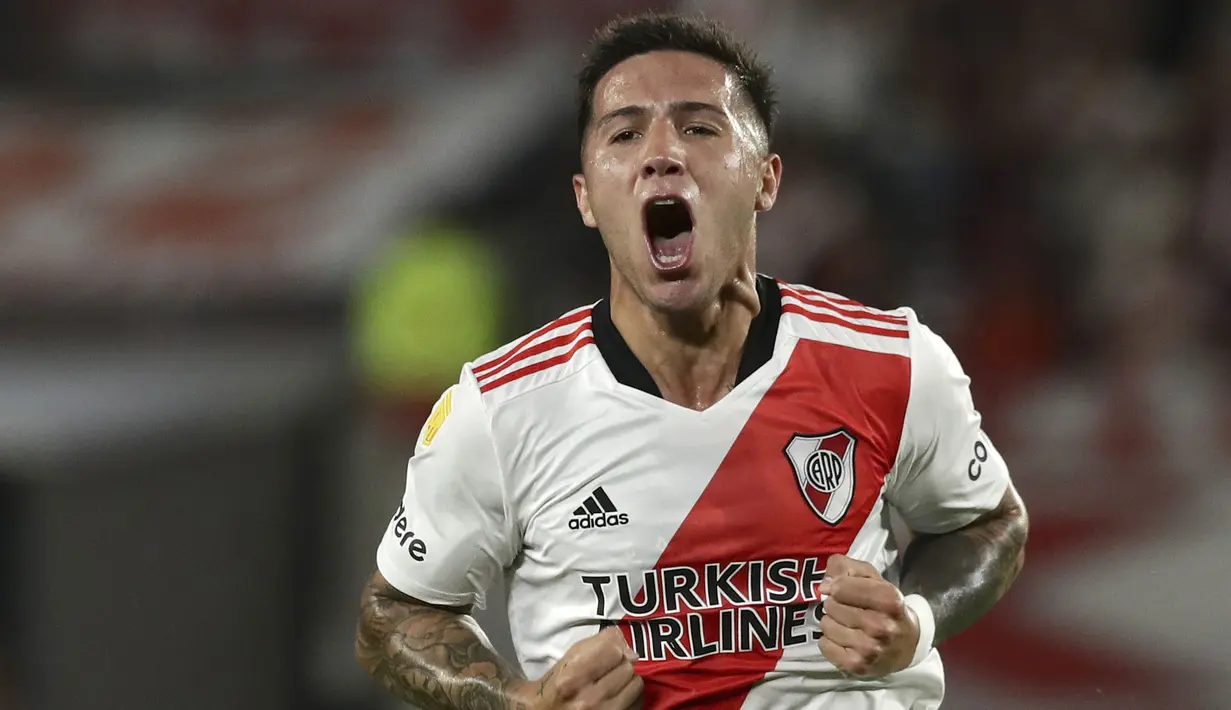 Nama pertama ada gelandang muda River Plate, Enzo Fernandez. Musim ini, ia sedang berkembang menjadi talenta yang fantastis di bawah asuhan pelatih Marcelo Gallardo dengan mencetak tiga gol dan tiga asis dari 10 kali penampilan. (AFP/Alejandro Pagni)