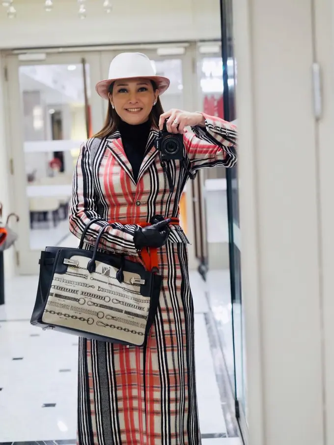 [Bintang] Glamor, Ini 8 Foto Liburan Maia Estianty di Paris