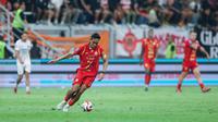 Kapten Persija Jakarta, Rizky Ridho, menggiring bola saat berhadapan dengan Bali United di Jakarta International Stadium (JIS), Minggu (14/9/2025) malam WIB. (Bola.com/M. Iqbal Ichsan)