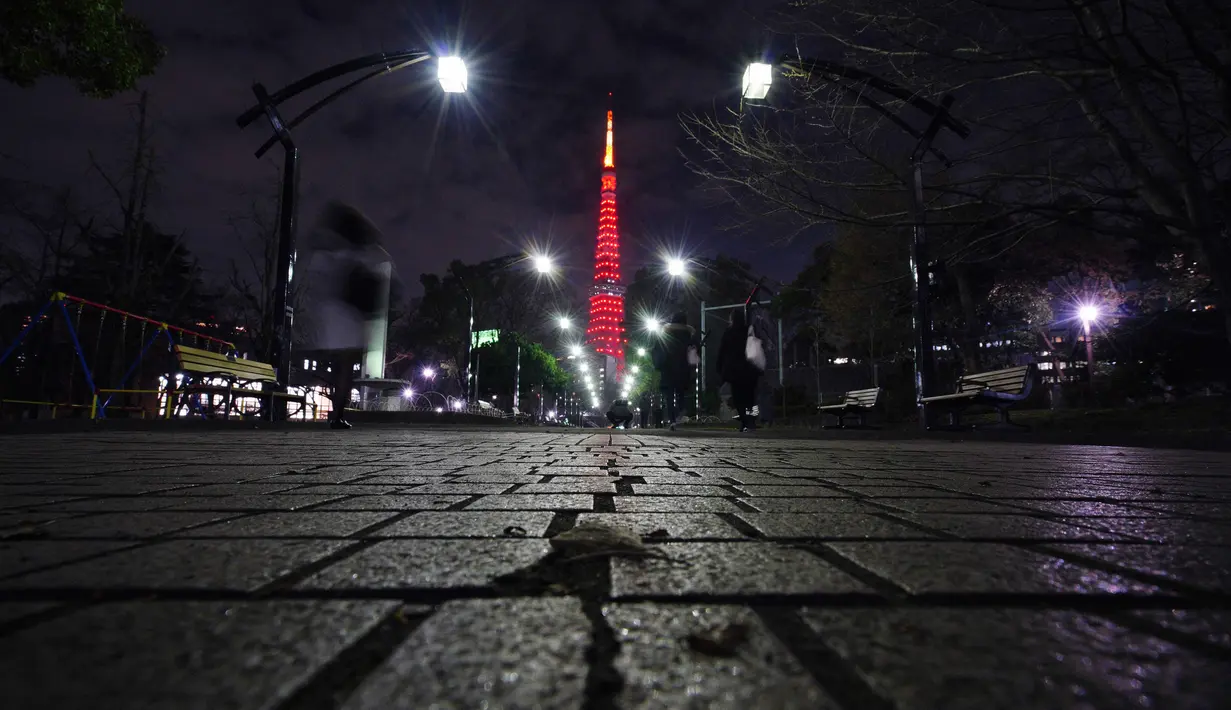 Menara Tokyo tampak dihiasi cahaya berwarna merah dalam rangka menyambut Tahun Baru Imlek di Tokyo, Jepang, pada 24 Januari 2020. Menara Tokyo dihiasi cahaya berwarna merah pada Jumat (24/1) untuk merayakan datangnya Tahun Tikus China yang jatuh pada 25 Januari 2020. (AP/Eugene Hoshiko)
