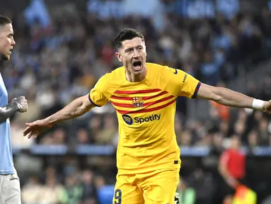 Pemain Barcelona, Robert Lewandowski, melakukan selebrasi setelah mencetak gol ke gawang Celta Vigo pada laga Liga Spanyol di Stadion Balaidos, Minggu (18/2/2024). Barca menang dengan skor 2-1. (AFP/Miguel Riopa)