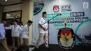 Ketum Gerindra Prabowo Subianto bersiap memberi keterangan kepada awak media usai mendaftarkan partainya Gerinda di Kantor KPU, Jakarta, Sabtu (14/10). Partai Gerindra resmi mendaftarkan sebagai peserta Pemilu 2019 ke KPU. (Liputan6.com/Faizal Fanani)