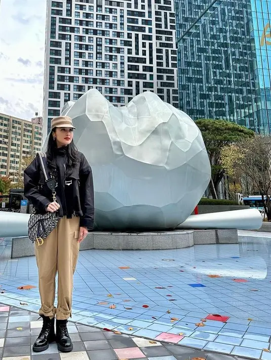 Mengenakan topi warna beige yang serasi dengan celananya, Sandra Dewi memadukannya dengan jaket hitam sambil menenteng tas Dior.  [@sandradewi88]