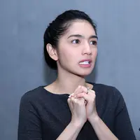 "Yang pasti laki-laki ya, yang penting ya yang sayang sama Lovely dan Junio ya intinya gitu. Yang spesial? Kasih tahu nggak ya, nanti aja deh," tandas Angel Karamoy. (Nurwahyunan/Bintang.com)