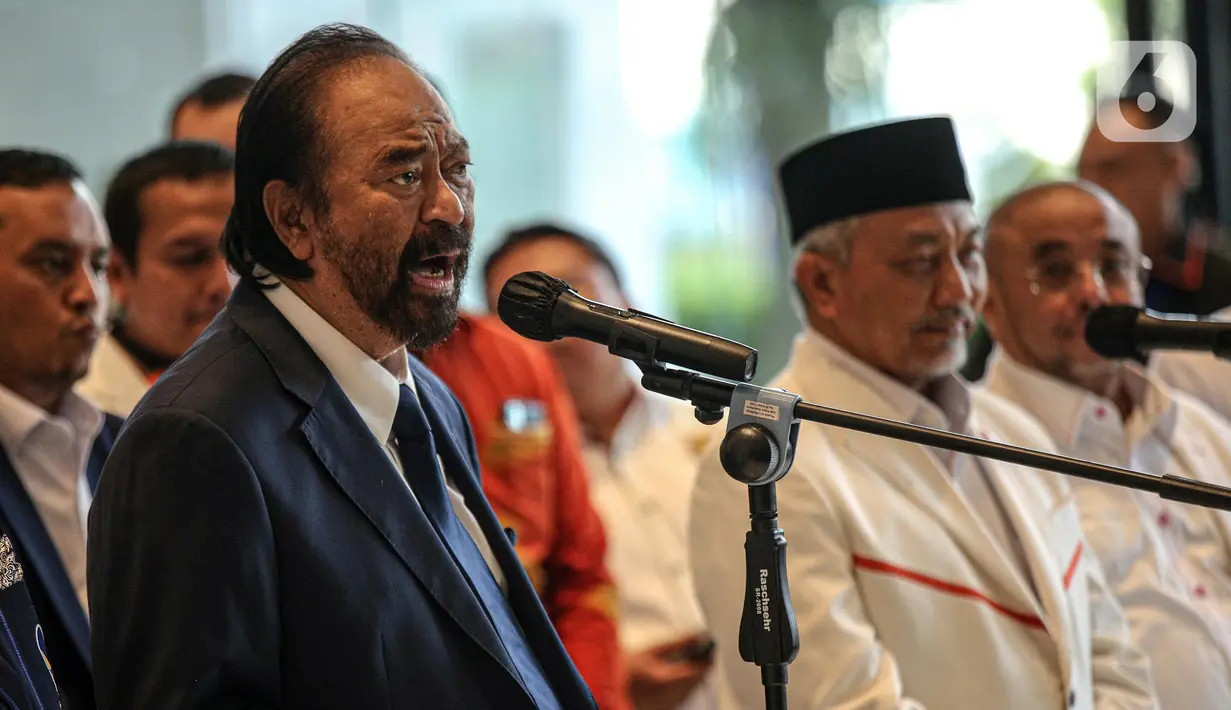 Ketua Umum Partai Nasdem Surya Paloh menyampaikan keterangan pers usai pertemuan dengan petinggi PKS di Nasdem Tower, Jakarta, Rabu (22/6/2022). Petinggi PKS mengunjungi Ketua Umum Partai Nasdem Surya Paloh untuk menjajaki koalisi guna memenuhi persyaratan ambang batas pencalonan presiden atau presidential threshold 20 persen. (Liputan6.com/Faizal Fanani)