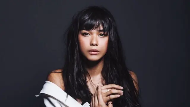 Gaya Rambut Adinia Wirasti yang Paling Curi Perhatian, Poni Hingga Putih