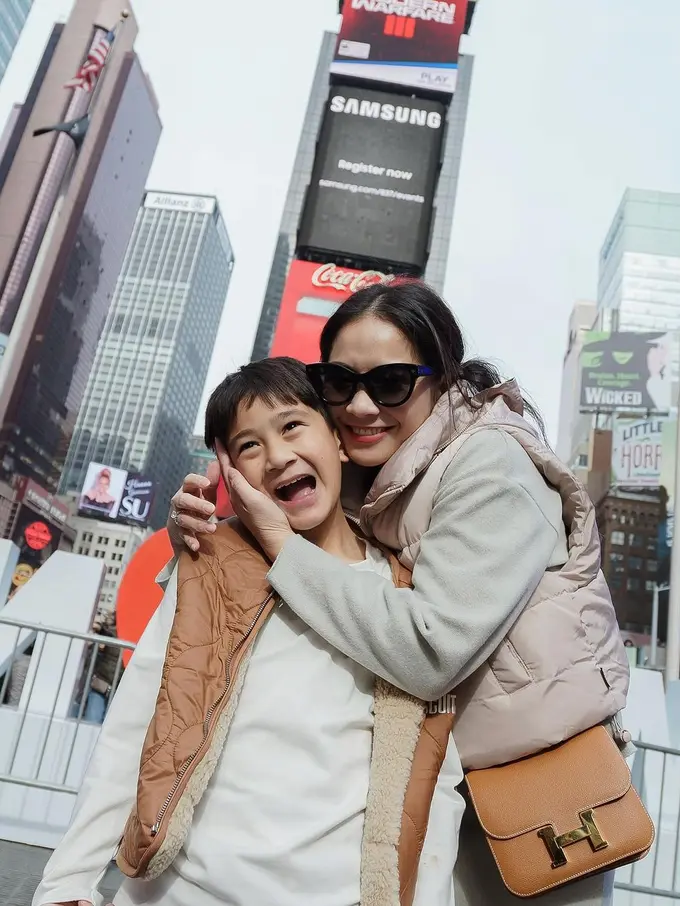 OOTD liburan keluarga Raffi Ahmad dan Nagita Slavina