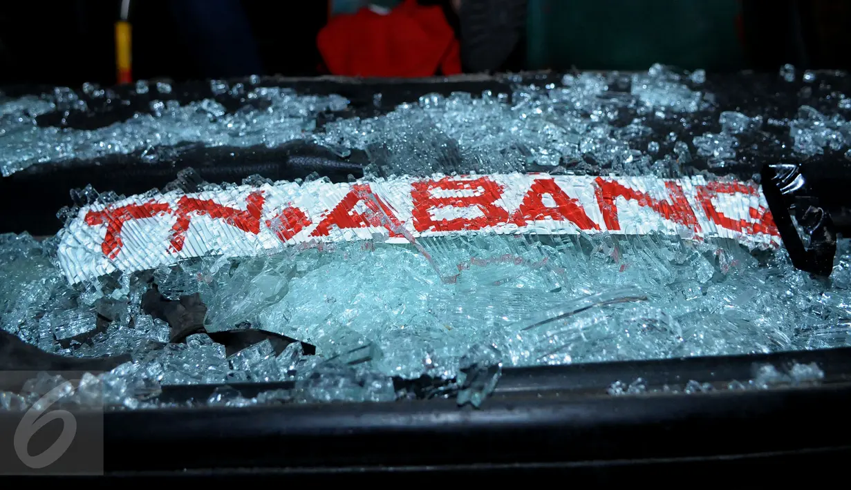 Serpihan kaca bagian depan bus kota yang pecah akibat dilempari oleh rombongan tidak dikenal saat perayaan takbiran di kawasan Matraman, Jakarta Timur, Jum’at (17/7/2015). .(Liputan6.com/Faisal R Syam)