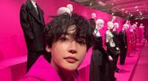 Lee Jong Suk selfie di event rumah mode Valentino. (Foto: Instagram/ jongsuk0206)