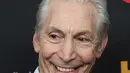 Drummer The Rolling Stones Charlie Watts tiba di Teater Ziegfeld untuk melihat "Crossfire Hurricane" di New York, Amerika Serikat, 13 November 2012. Menurut pihak band, sang drummer meninggal dunia dengan tenang saat pihak keluarga tengah berkumpul di sekelilingnya. (Don Emmert/AFP)