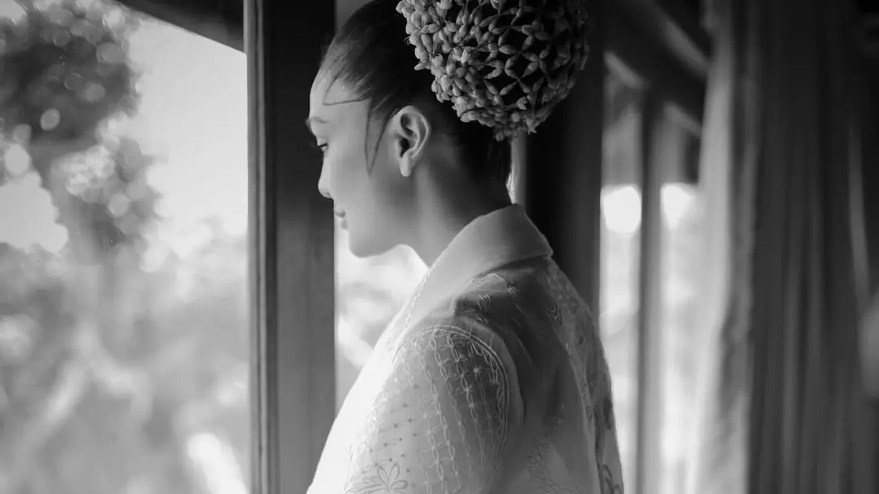 Model Bridal Robe Luna Maya/Instagram @hiantjen