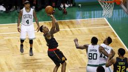 Pemain Atlanta Hawks, Jeff Teague, melakukan tembakan dua poin saat melawan Boston Celtics pada laga play off NBA di TD Garden, Sabtu (23/4/2016) WIB. (Reuters/David Butler II-USA TODAY Sports)