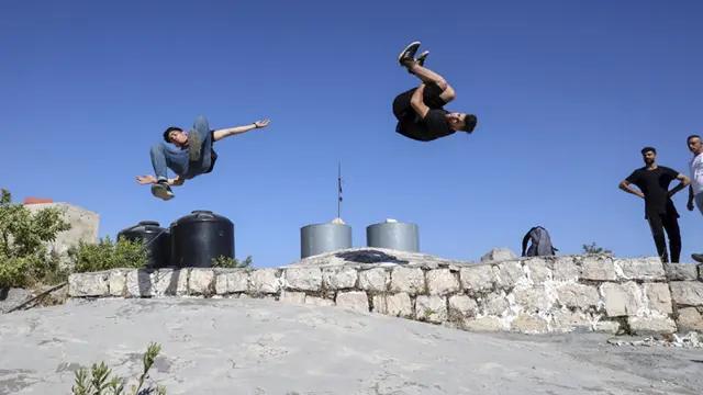 FOTO: Aksi Pemuda Palestina Berlatih Parkour di Kota Hebron