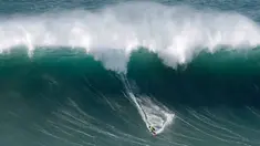 Peselancar unjuk kebolehan saat menaklukkan ombak besar di Praia do Norte atau Pantai Utara, Nazare, Portugal, Rabu (20/11/2019). Perairan Praia do Norte menjadi tempat uji nyali para peselancar dunia karena ombaknya yang bisa mencapai 30 meter. (AP Photo/Armando Franca)