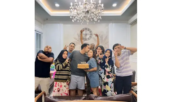 Momen Perayaan Ulang Tahun Suami Kiki Saputri, Beri Kado Istimewa