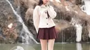 Ia mengenakan jaket putih berpotongan fitted dengan detail kancing besar, memberikan kesan chic dan klasik. Jaket ini membuat tampilannya terlihat lebih rapi dan memberikan kehangatan yang diperlukan di tengah udara dingin. [@sabrinachairunnisa_].