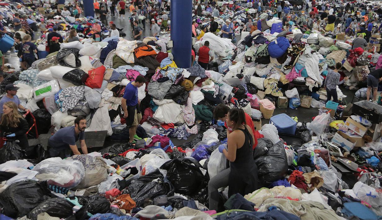 Berbagai kebutuhan sandang hasil donasi untuk korban Harvey dikumpulkan di George R. Brown Convention Center, Selasa (29/8). Ratusan relawan membantu aksi penggalangan dana sejak Sabtu (26/8) waktu setempat. (Elizabeth Conley/Houston Chronicle via AP)