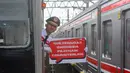 Petugas KRL Commuterline juga mengajak masyarakat untuk menggunakan transportasi publik kemana pun bepergian. (merdeka.com/Arie Basuki)